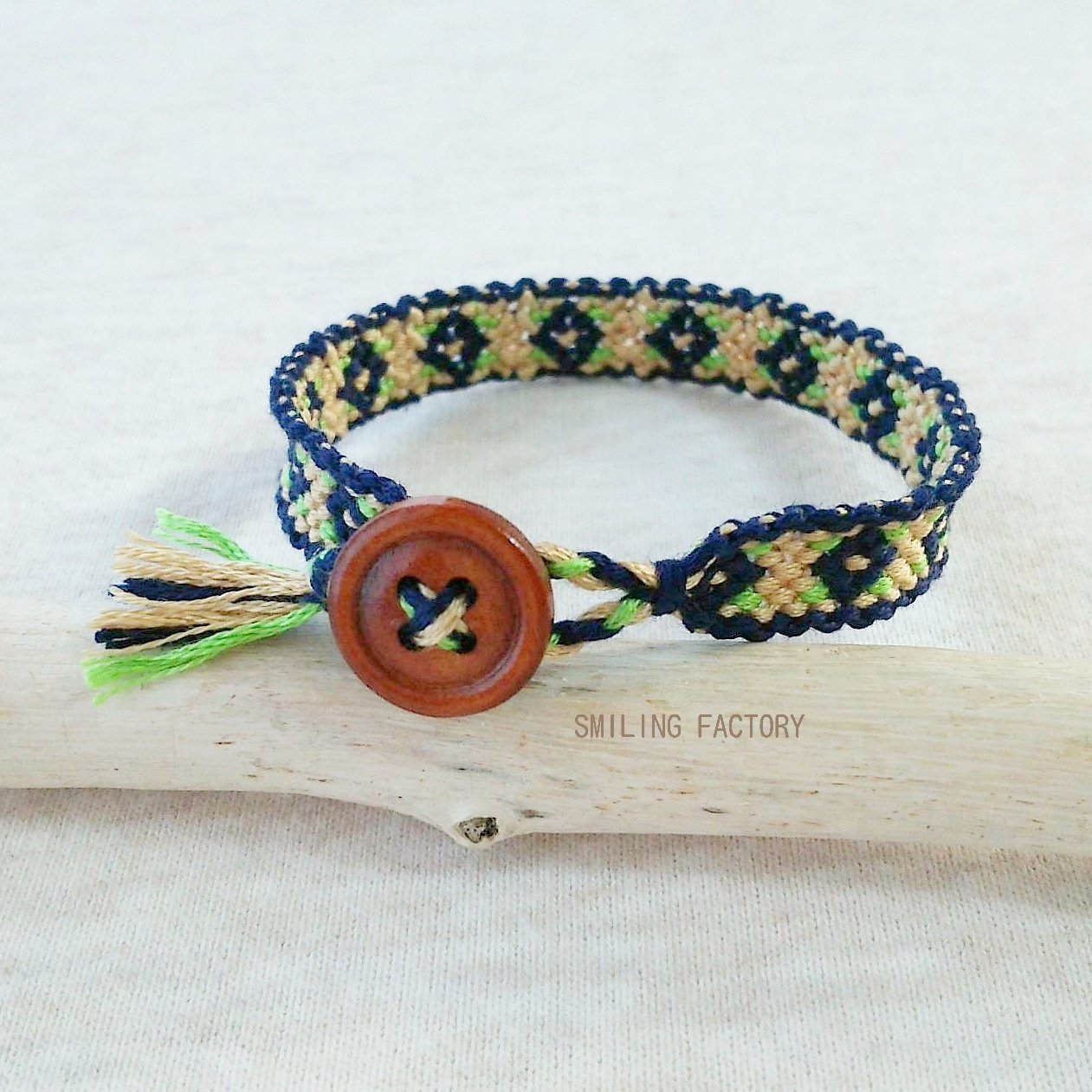 Yaaya Smilingfactory 花柄ミサンガ 裏側はこんな感じ ハンドメイド Handmade ミサンガ Friendshipbracelet 花柄 花模様 Flowerpattern 花 フラワー Flower ネイビー Navyblue ボタン ボタン仕様 ミサンガ流行らせ隊 Smiling Factory