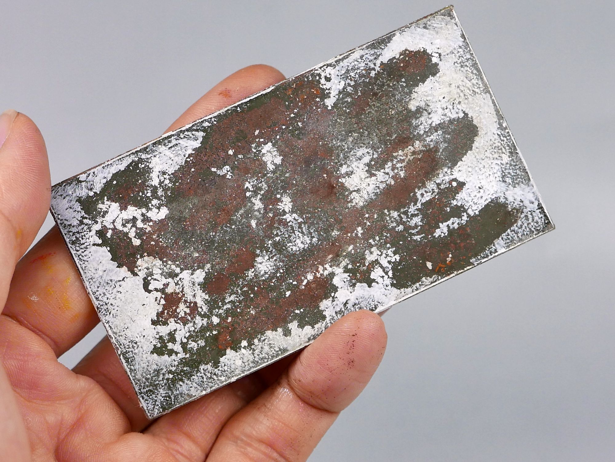 せがわたかし 昨日の冬季迷彩をはがしてみたら 上塗りしたホワイトのペンキ が 粒子状になってほかの部分にも乗ってしまってるので リアリティに欠ける はがし方と使用する塗料に改善の余地あり ジオラマ 教室の企画 試作 思索の段階では こんな