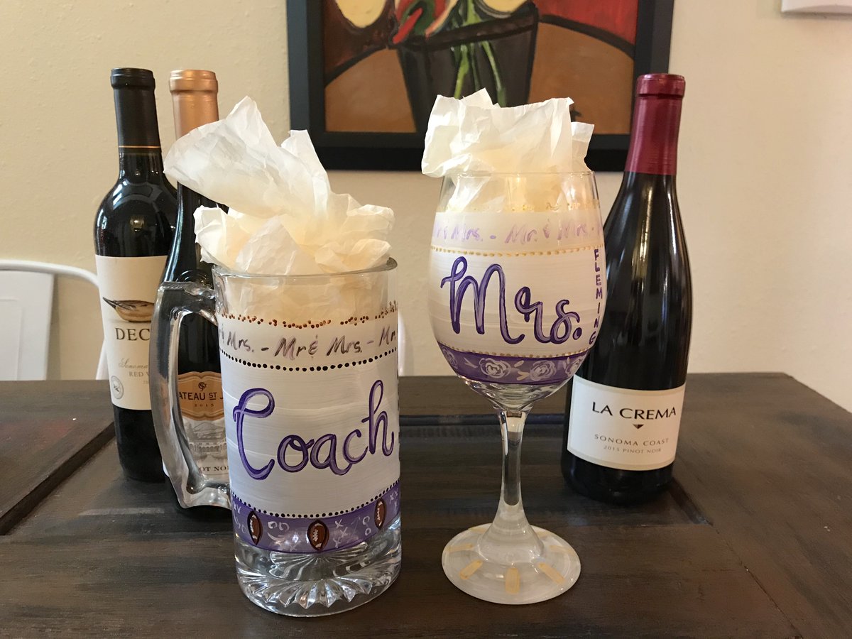 valorieoart's tweet photo. #goingtothechapel...our #hanpainted pieces make a unique #weddinggift or #showergift
#valorieoart #weddingplanning #weddingplanner #wedding #distressedframes #mrandmrs #wine #winelover #beer #christmasornament #christmasinjuly @WeddingWire @theknot
info: valorie@bauercorp.com https://t.co/JTKIu0X0VP