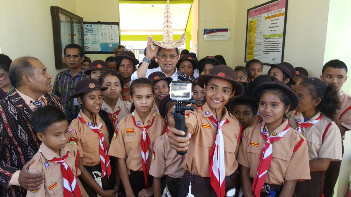 kemkomdigi's tweet photo. Menteri @rudiantara_id sempat berfoto bersama anak-anak Pulau Rote NTT dalam kunjungannya pada Jumat (22/6) mengecek progres #PalapaRing @BAKTIKominfo 

#ChiefRA
#KominfoProaktif https://t.co/7mnNVmG44K