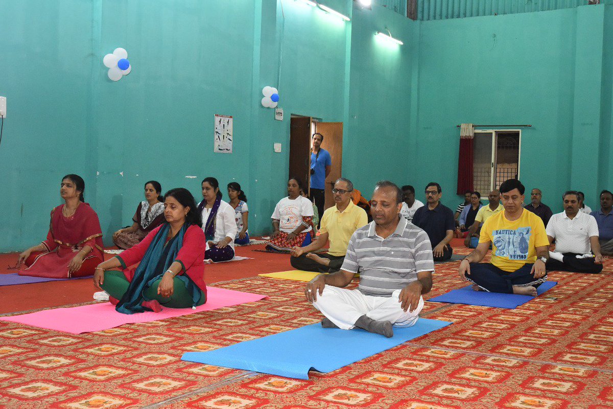 cposwr's tweet photo. More pictures of International Day of Yoga observed in Hubballi on 21st June 2018 @GMSWR @RailMinIndia https://t.co/Wh38z7fkTo