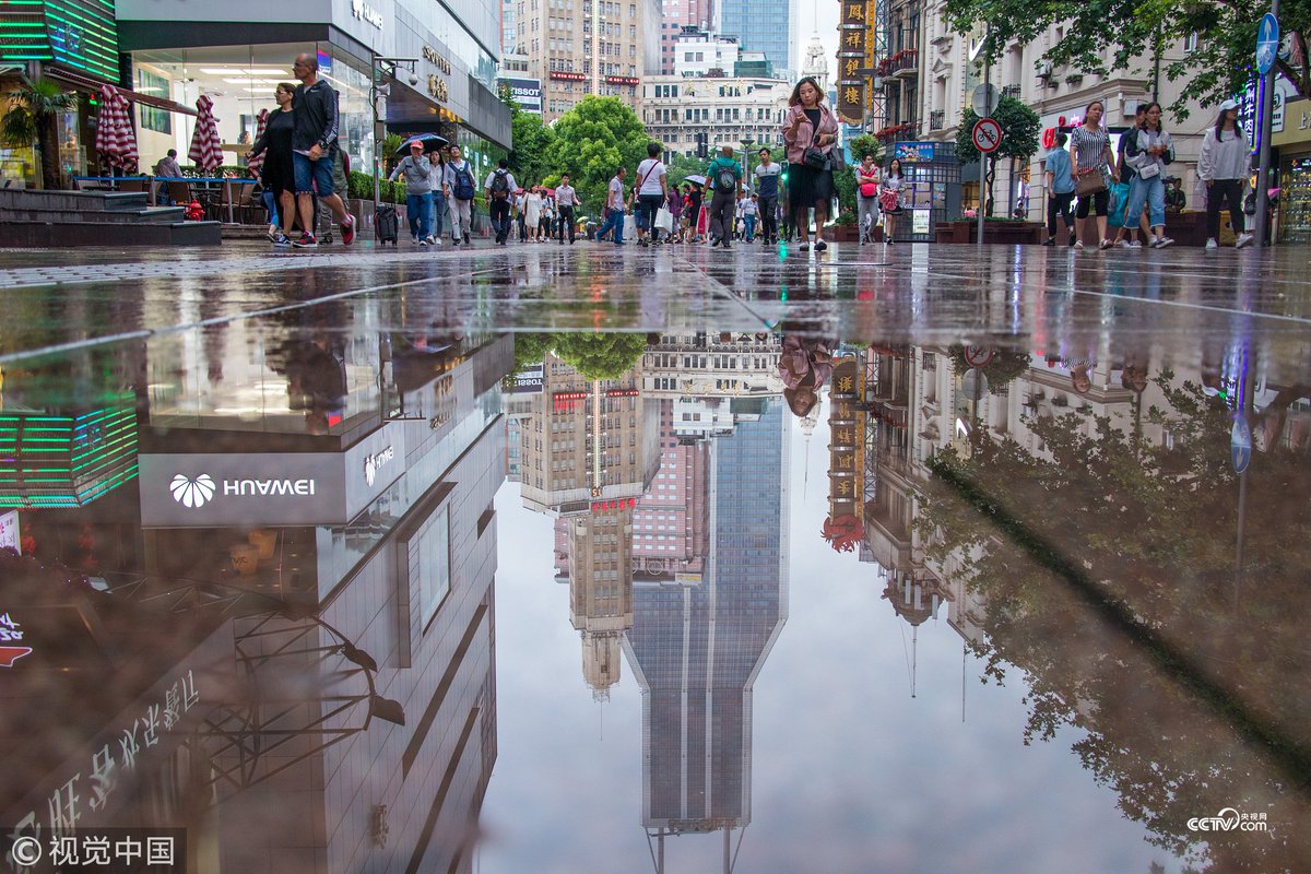 Cctv 大美中國上海南京東路雨後倒影迷人招牌林立景象繁華 已入梅的上海市連日來雨勢不停 南京東路上游客熙熙攘攘 空中細雨飄灑 步行街兩側林立的店招在濕漉漉的街面上形成大片迷人倒影 一派繁華景象 Cctv 大美中國上海南京東路雨後倒影迷人招牌林立景象繁華 已入梅的上海市連日來雨勢不停 南京東路上游客熙熙攘攘 空中細雨飄灑 步行街兩側林立的店招在濕漉漉的街面上形成大片迷人倒影 一派繁華景象
