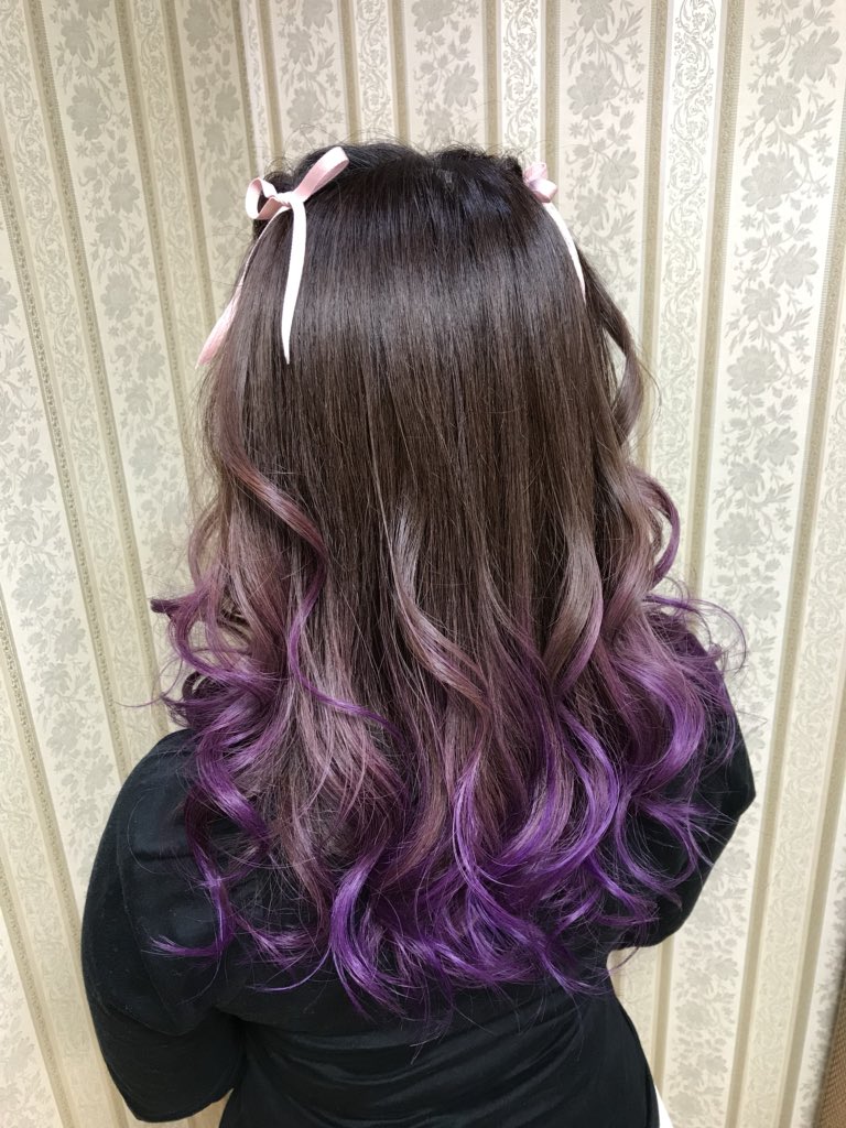 シャンテグラム ヘアスタイル紹介 ナチュラルブラウン ラベンダーパープルグラデーションカラー ちっちゃなくるりんぱアレンジに細めなリボンをつけて ちょっぴり乙女な雰囲気に シャンテグラム ヘアスタイル紹介 ナチュラルブラウン ラベンダーパープルグラデーションカラー ちっちゃなくるりんぱアレンジに細めなリボンをつけて ちょっぴり乙女な雰囲気に