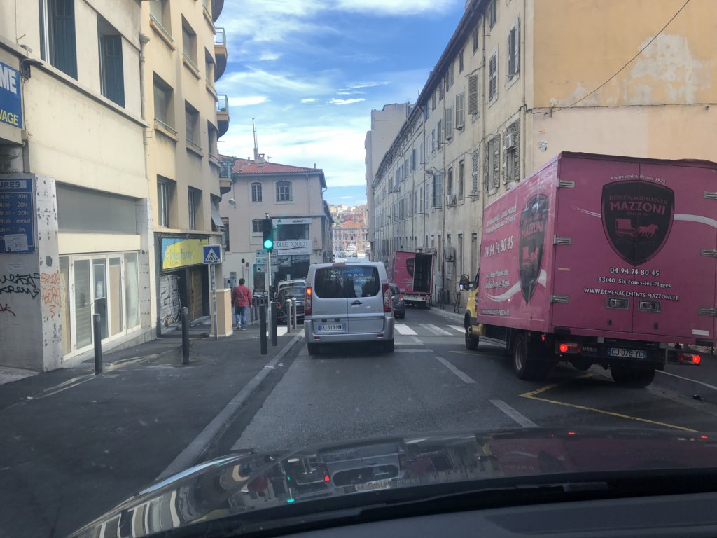 RenaudTarrazi's tweet photo. Alors que la majorité des villes de France abandonnent leurs feux rouges #MARSEILLE en plante de nouveaux sachant que dans la ville la plus embouteillée de France (et donc la 3eme plus polluée) aucun n’est réglé ni synchronisé...logique ? https://t.co/oOZI3ihDXv