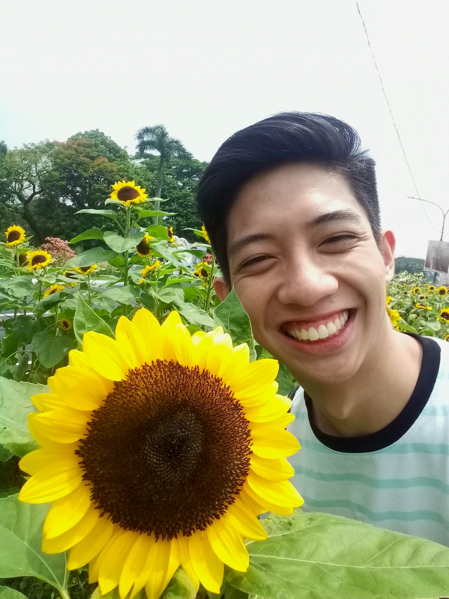 omaygerd's tweet photo. Sun's Out, Gums Out
#SunflowerSelfie #Gradw18 #BukasNa https://t.co/Qli5NphxRp
