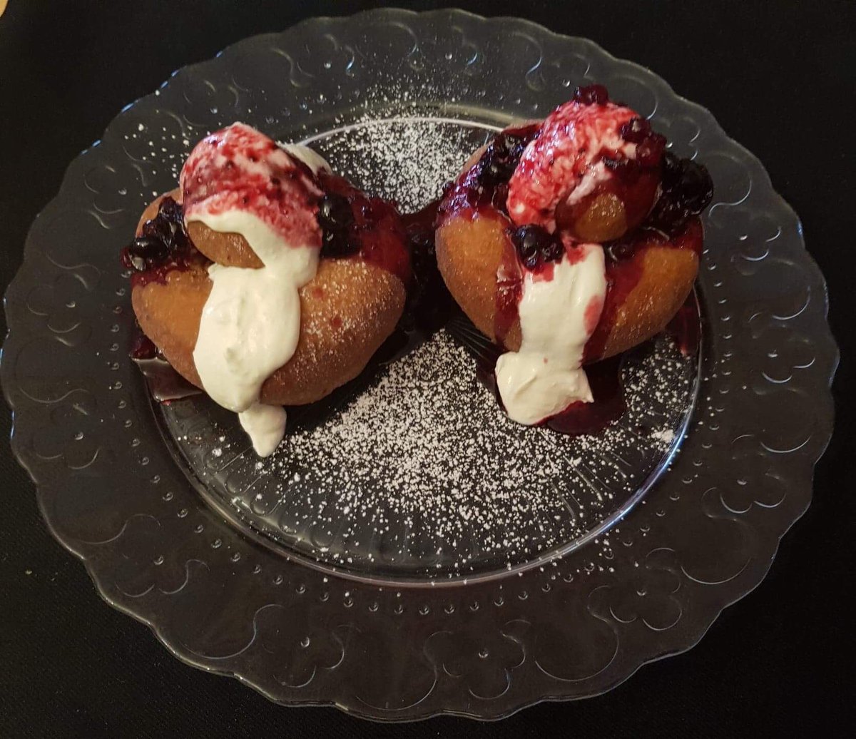 broth3rsperth's tweet photo. Friday Treats ❤️🍓 Home-made doughnuts filled with Creme Fraiche, Ricotta &amp; topped off with Summer Friit Compote ❤️🍓 Delicious 😍 https://t.co/ygJ9uBcHuy