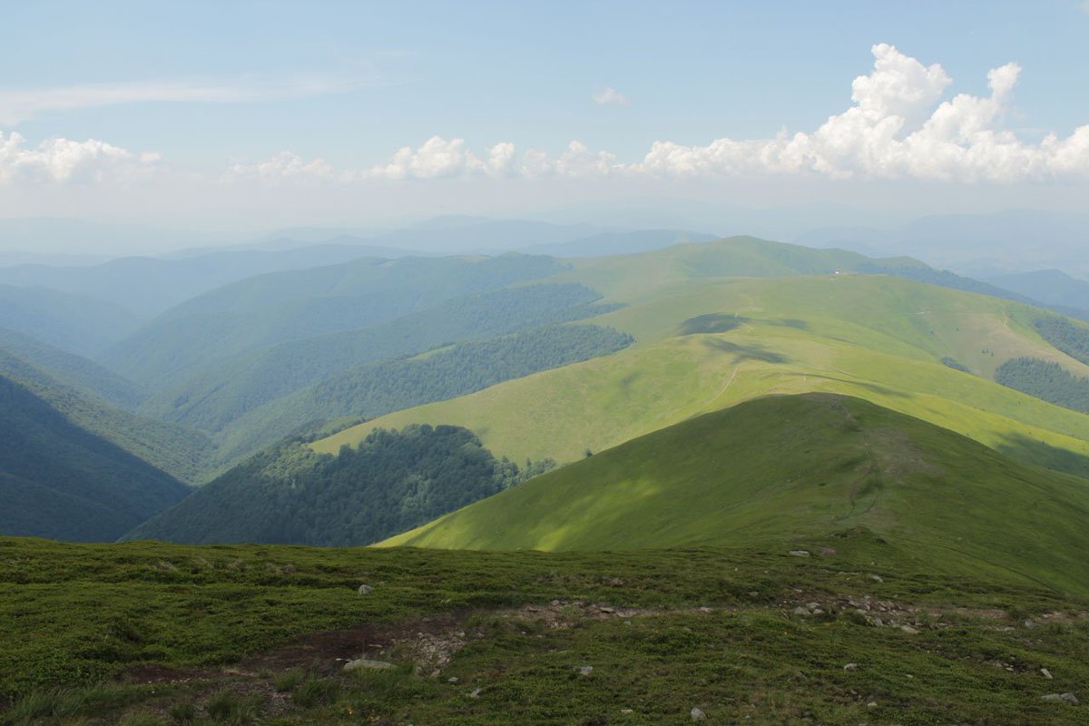 EasyEnglishUA's tweet image. 🇬🇧Difficult paths lead to wonderful destinations.
* lead [led] 1) вести, приводити 2) керувати, очолювати
* destination [ˌdestɪ'neɪʃ(ə)n] 1) призначення; доля 2) місце призначення

🇺🇦Важкі шляхи ведуть до чудових напрямків.
....На фото: Боржавський хребет у Карпатах. 😍❤