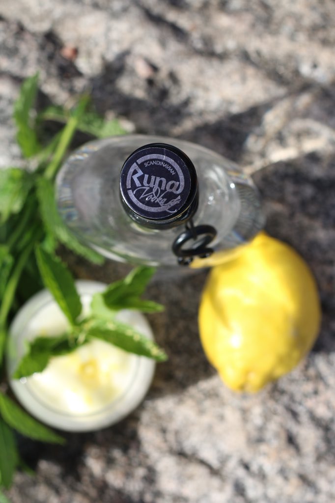 Runavodka's tweet image. midsommardrink

3 cl Runa vodka silver 
En kula citronsorbet
Riven citron från 1/2 citron
Prosecco
Mynta

Häll vodka och citronsorbet i ett glas. Fyll upp med prosecco och riv över citron.
Dekorera med mynta.

Glad midsommar  #midsommar