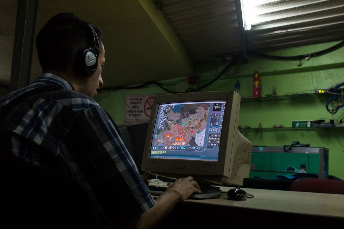 enjin's tweet photo. 8/ Tim's point about the metaverse providing opportunity to those struggling is proven true by gold farmers in Venezuela (https://t.co/GxIfl5KG5B). These souls would benefit greatly from having a more valuable digital economy to work and play in.

@TimSweeneyEpic @deantak https://t.co/YKQpTSTtW3