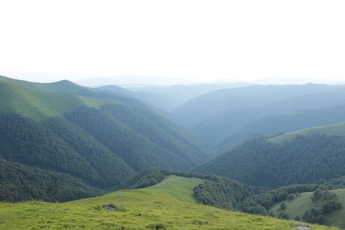 EasyEnglishUA's tweet image. 🇬🇧Difficult paths lead to wonderful destinations.
* lead [led] 1) вести, приводити 2) керувати, очолювати
* destination [ˌdestɪ'neɪʃ(ə)n] 1) призначення; доля 2) місце призначення

🇺🇦Важкі шляхи ведуть до чудових напрямків.
....На фото: Боржавський хребет у Карпатах. 😍❤