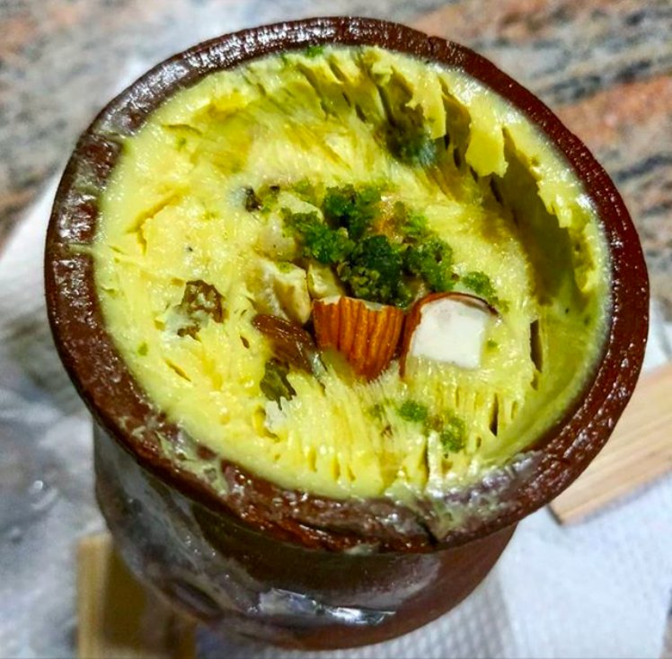itriponfood's tweet photo. #MatkaKulfi... When rich sweet kulfi is served traditionally in earthen pot. Absolutely drool worthy! A must try when on a #foodtour in #oldcity lanes of India.
.
Photo feature: @justanotherfooodie 
.
#Indianfood #Foodtoursinindia https://t.co/mapYcDF9QD