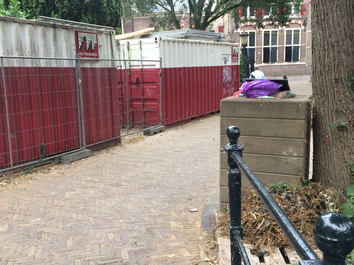 D_aphne's tweet photo. @GemeenteGouda @Cyclus_NV zouden deze ongebruikte containers, overvolle groenbak en meters hoog onkruid vandaag weggehaald kunnen worden? Maakt de roze wandeling voor zaterdag een stuk aantrekkelijker. #achterdekerk #gouda https://t.co/WDLYXVYInb