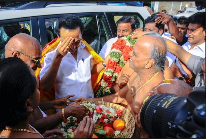 இன்னொரு தமிழ் உண்மை, அறிந்து கொள்க!*சேரன்= சந்தனம்*சோழன்= திருநீறு*பாண்டியன்= திருமண் (நாமம்)இம் மூன்றும் ஆதிகுடித் தமிழர்கள் (Tribal) அடையாளங்களே!மத அடையாளம் அல்ல.. அன்று!ஹிந்து மதம் திருடிக் கொண்டது.. இன்று!வடநாட்டு ஹிந்து கோயில்களில், திருநீறு வழங்கலே இல்லை!