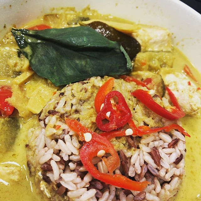 FoodMunkey's tweet photo. Thai Green Chicken Curry from @grabthai for a Friyay Treat!

#food #foodie #foodporn #protein #proteinfix #instadaily #instafood #cleaneating #healthyfood #healthyeating #healthyoption #healthyliving #fitness #fitfam #fitnessfreak #fitnessfreaks #cleanea… https://t.co/Z5yJtK1EBA https://t.co/bBgVpdVuDg