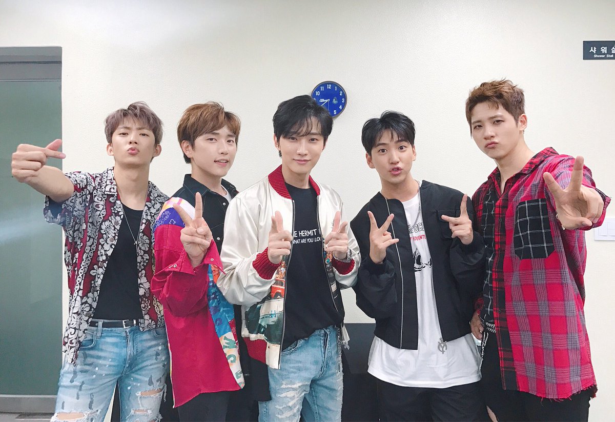 롯데면세점 패밀리 콘서트에서 만난 
#B1A4 😘 
#진영 #신우 #산들 #바로 #공찬

instagram.com/p/BkU7x61nECU/