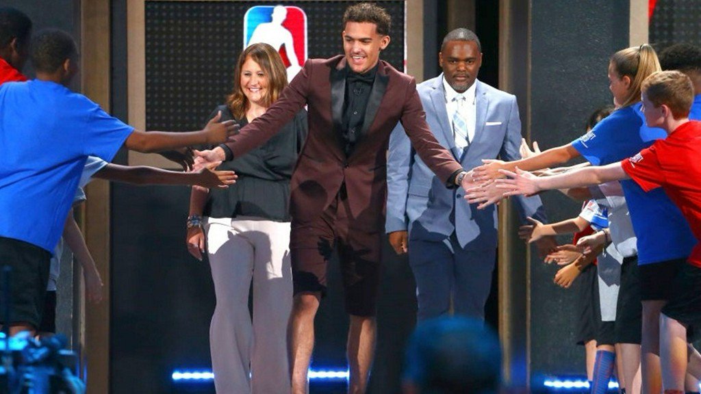 Fashion at the NBA Draft: Suit shorts, Wakanda and flags on.11alive.com/2MQNq3A https://t.co/YMnCkNmgu2