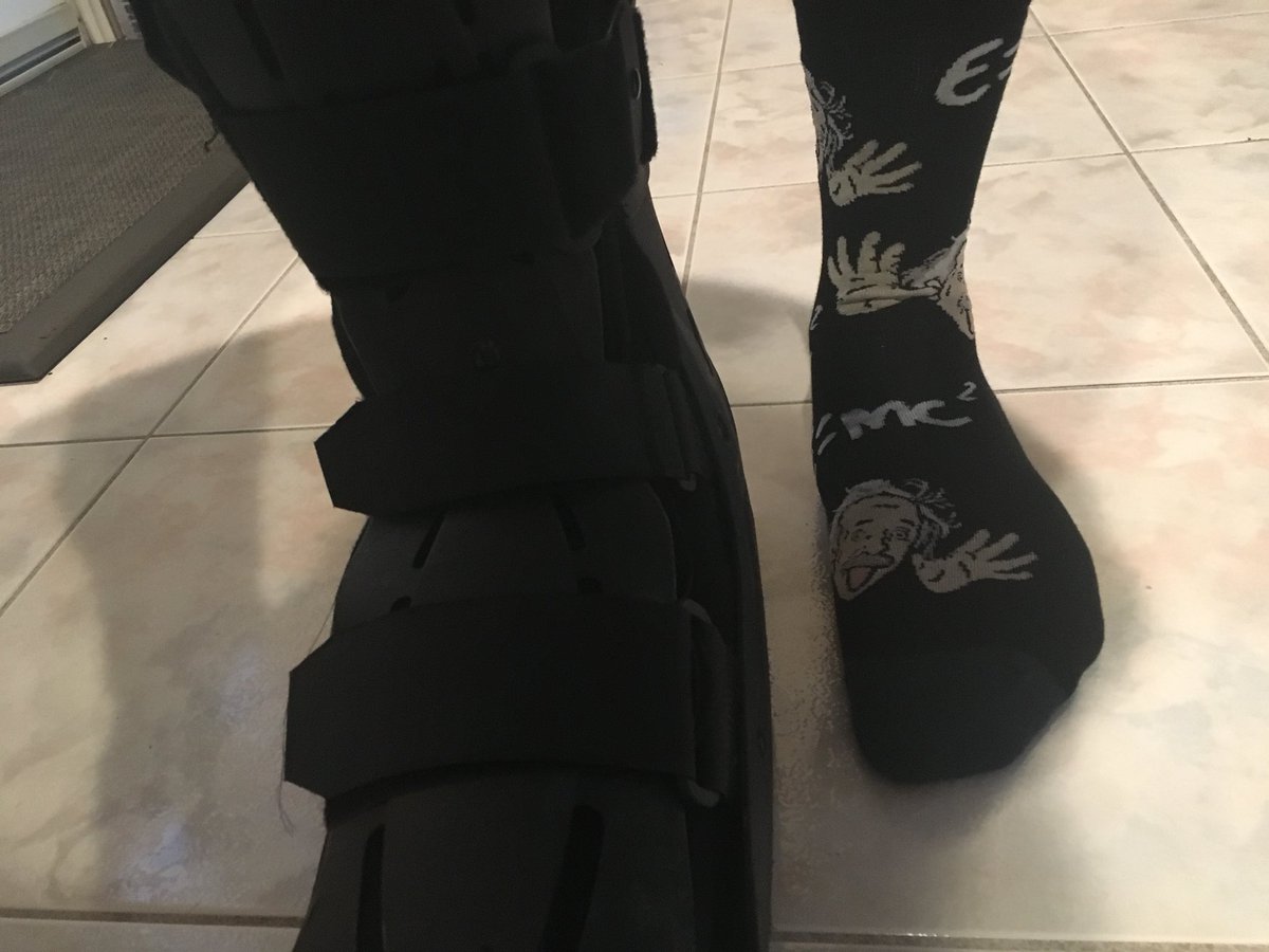 BrandonRoweTV's tweet image. What was the name of Einstein’s little brother?

Frank Einstein 😂😂

#DadJokes #FunkySockFriday #BootLife