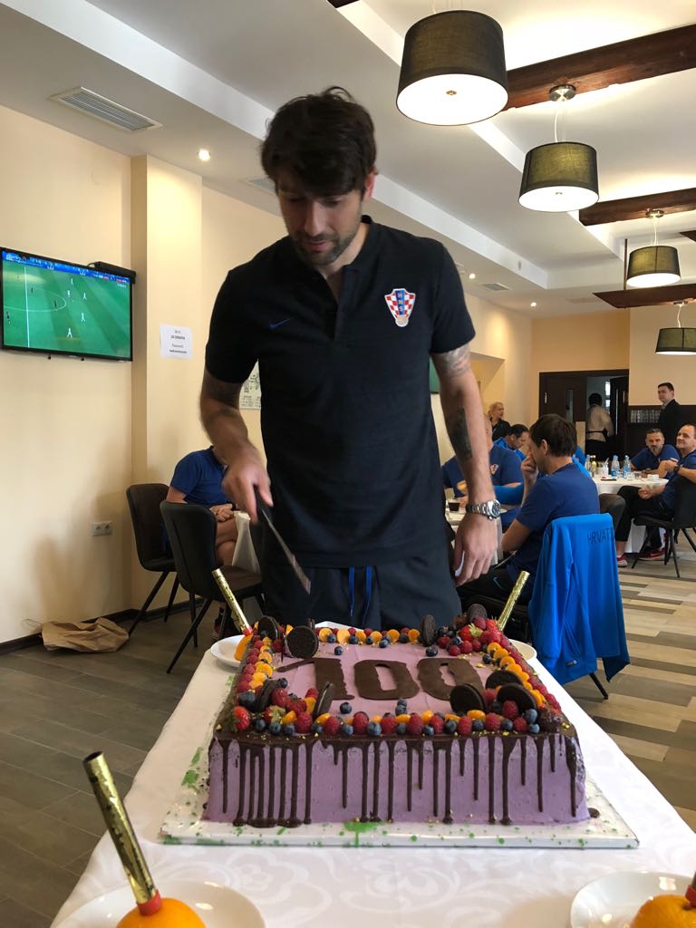 HNSfamily's tweet photo. 🎂 Vedran Ćorluka and #CRO teammates celebrate his 100th international cap; congratulations to the vice-captain! 👏
#Vedran💯 #BeProud #FlamingPride #Family #Vatreni🔥 https://t.co/V9EFBcMGg1