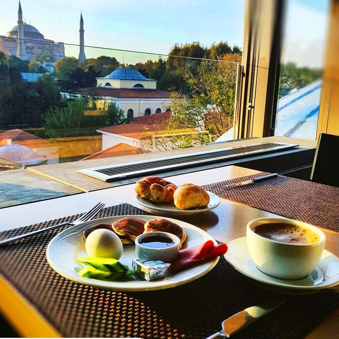 yasmaksultan's tweet photo. Güne bir yanınızda Ayasofya ve Topkapı Sarayı ile İstanbul Boğazı ve Galata Kulesi manzarasına sahip terasımızda açık büfe kahvaltı ile başlayın.
Start your day with a buffet breakfast on our terrace with views of the Bosphorus and with the Hagia Sophia and Topkapi Palace. https://t.co/PvPrichumJ