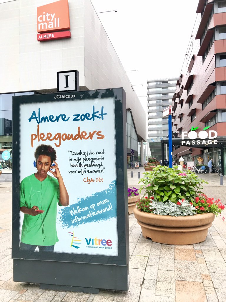 Bij Clyde hangt de 🇱🇺vlag uit met zijn schooltas 🎒er aan!

Dankzij de rust in zijn pleeggezin is hij #geslaagd voor zijn eindexamen 
Ieder kind verdient een kans en een veilig thuis! Wil zo’n kans bieden?
Word pleegouder! Kom naar de infoavond in Almere vitree.nl/voor-pleegoude…