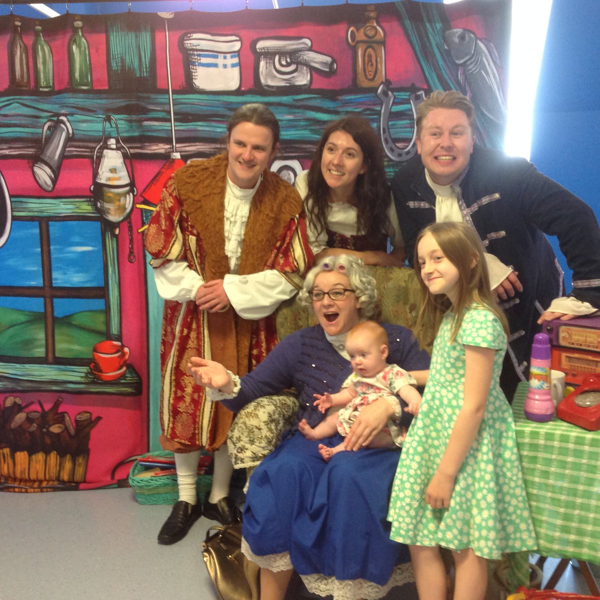 WWLNHS's tweet image. Patients and families on Rainbow Ward were treated to a performance from the Starlight Storytellers Pantomime earlier this month. Young and old alike enjoyed the fun, thank you @starlight_uk  #WWLFamily #pantotime