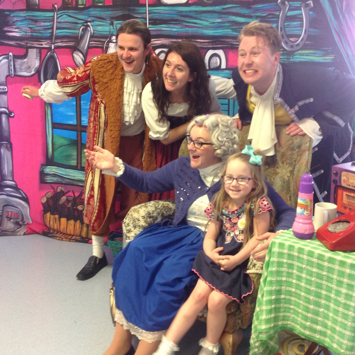 WWLNHS's tweet image. Patients and families on Rainbow Ward were treated to a performance from the Starlight Storytellers Pantomime earlier this month. Young and old alike enjoyed the fun, thank you @starlight_uk  #WWLFamily #pantotime
