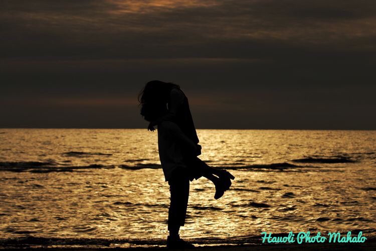 PhotoHauoli's tweet photo. #逆光のシルエット 
 #カメラ好きな人と繋がりたい 
 #ポートレート
 #canon  
 #80d 
 #ナナニッパ 
 #夕焼け 
 #砂浜 
 #写真好きな人と繋がりたい 
 #写真撮ってる人と繋がりたい 
 #ファインダー越しの私の世界 
 #キリトリセカイ
 #少しでもいいなと思ったらRT
 #一眼レフ
 #HauoliPhotoMahalo https://t.co/Hs4bHfpuZz