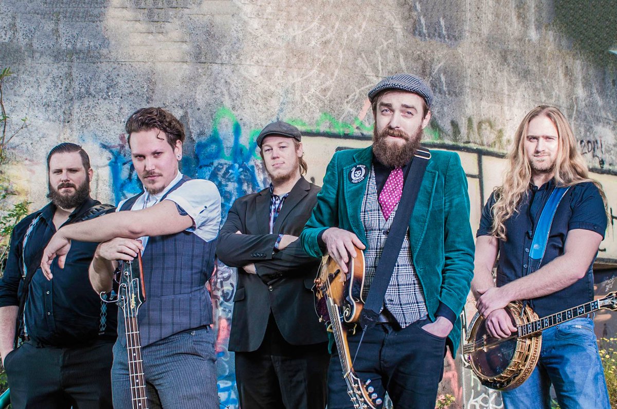 Drunken Dolly komt naar de Nacht van de Kaap!
Grootaandeelhouders van de Gall &amp; Gall, die excelleren in Rotterdamse folkrock met een Iers whiskeysausje.  Top o’ the morning to ya! ☘️
#Rotterdam #010 #nachtvandekaap <a href="/DrunkenDollyfp/">Drunken Dolly</a>