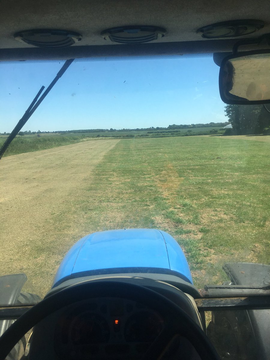 agent0422's tweet image. What a day n am sat in this tractor with no air con 😢