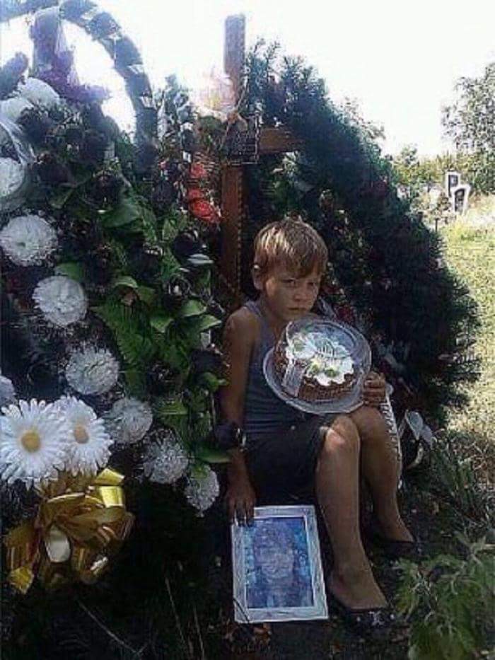 Мальчик просто жил и любил маму. Но в Киеве решили скакать и убивать своих граждан на радость США, что вредят России. А мальчик принёс на могилу маме тортик который он сам любил. 
Так сдохните твари кто это устроил.
