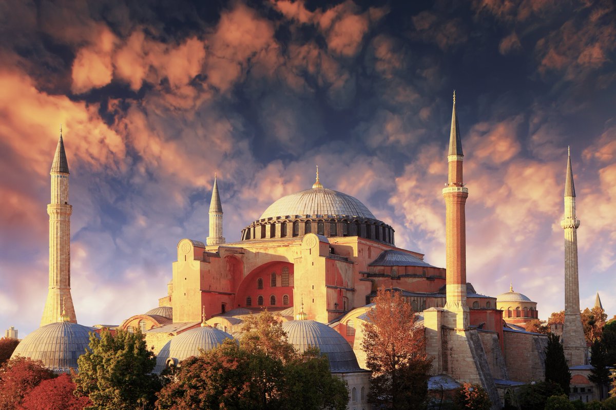 gretzcom's tweet photo. Das prächtigste noch erhaltene Bauwerk aus der Byzantinischen Zeit ist die Hagia Sophia, die als achtes Weltwunder galt. Sie wurde vor über 1‘500 Jahren errichtet und ist heute einer der grossen Wahrzeichen Istanbuls.#Turkey #HomeOf #İstanbul https://t.co/IJLrK1COcM