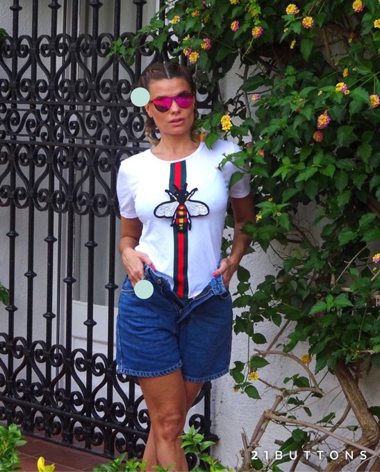 &iexcl;Feliz viernes bonit@s! Esta noche nos vemos en ⁦@cazamariposastv⁩ 🦋 Os dejo mi look en ⁦@21buttons⁩<a class="tags" target="_blank" title="On Twitter" href="/?out=eyJ0eXAiOiJKV1QiLCJhbGciOiJIUzUxMiJ9.eyJpYXQiOjE3MjMwMjgxNzgsImlzcyI6InR3cG9ybnN0YXJzLmNvbSIsIm5iZiI6MTcyMzAyODE3OCwiZXhwIjoxNzU0NTY0MTc4LCJyZWRpcmVjdF91cmwiOiJodHRwczovL3R3aXR0ZXIuY29tL3MifQ.ce3SOLnT0leu4UuN2o7AgV7bmGklEHPervQYP_F7z1Fk5SV1aOgpHI8UArqgC5lgcoG6m8pmSKBAniYtIRvQgA">@s</a><a href="/tag/semanasanta"class="tags"><span>#semanasanta</span></a><a href="/tag/domingoderesurecci%C3%B3n"class="tags"><span>#domingoderesurecci&oacute;n</span></a>