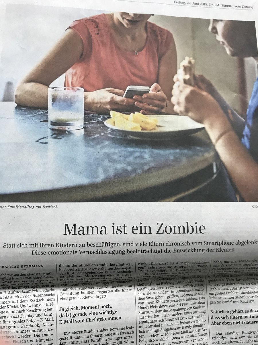 michaelsteen's tweet photo. Lots of good and talented women journalists so why is German print and broadcast media so utterly male in attitude? Today’s example from Süddeutsche giving front page over to criticising mothers with smartphones (story is about parents - photos and headlines about mothers) https://t.co/7cLC1arRNP