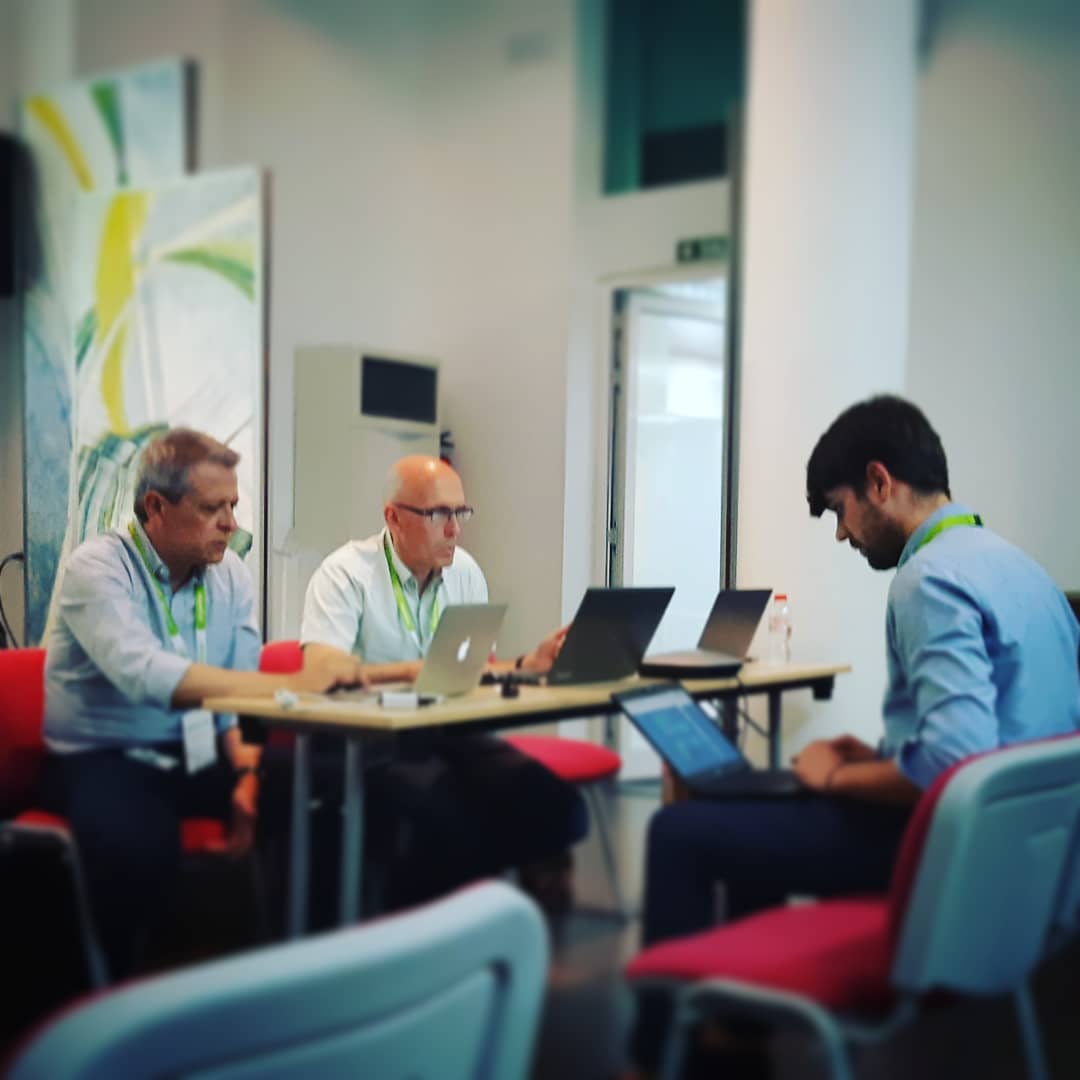 avanttic_lives's tweet photo. #DBA y #Middleware: la extraña pareja (o no). ¡3° #avanttic_meetup realizado! Qué suerte tener a ponentes de @oracle_es como Guillermo y Stéphane y uno de @avanttic con la clase de @prada_rafa 😍 #oletú #avanttic_team #oracle #JSON #REST #RESTFULL #18c https://t.co/AsnaCW3Eaj