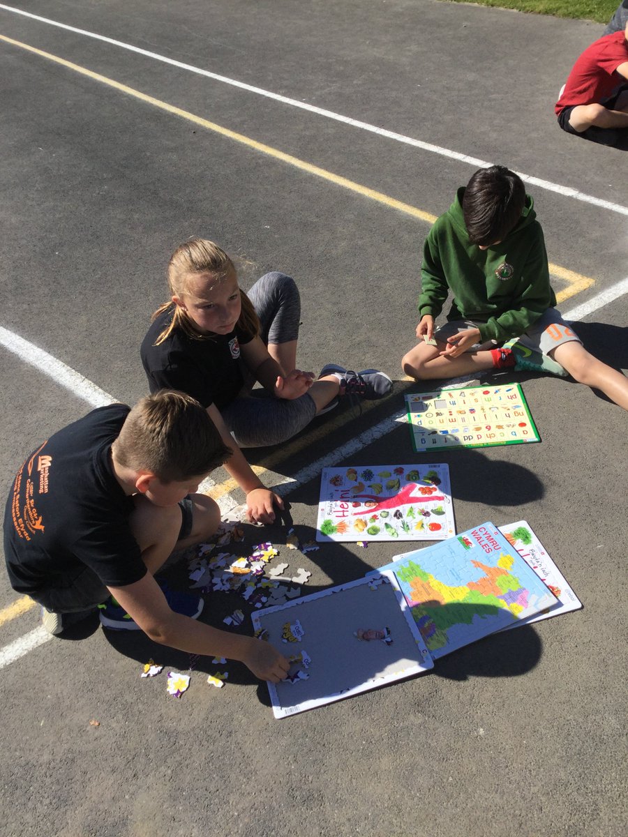 YGBrynsierfel's tweet photo. Joio jig-so yn yr haul! Jigsaws in the sun! #nopaperday #diwrnoddibapur #wythnoseco2018 @EcoSgolion @EcoSchoolsWales https://t.co/Kxi9WgxPhX