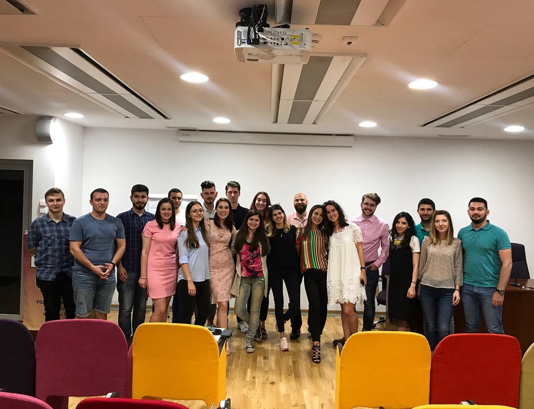 teamcodingro's tweet image. Vara este aici. Iar pentru noi asta înseamnă că avem ocazia de avea alături studenți care vor desfășura un intership în următoarele 3 luni 😁
Aseară am mers împreună la întâlnirea săptămânală a #ToastmastersUPB. Comunicare, public speaking, leadership! #TeamCoding #TC
