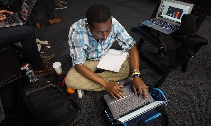 RoboHunter_ru's tweet image. В США разработчика Ибрахима Диалло с работы уволил #робот без ведома начальства. Бывший сотрудник не продлил контракт Диалло. Система это обнаружила и заблокировала его доступы к рабочим программам. Через месяц с Диалло заключили новый договор и он вернулся на работу #Robohunter