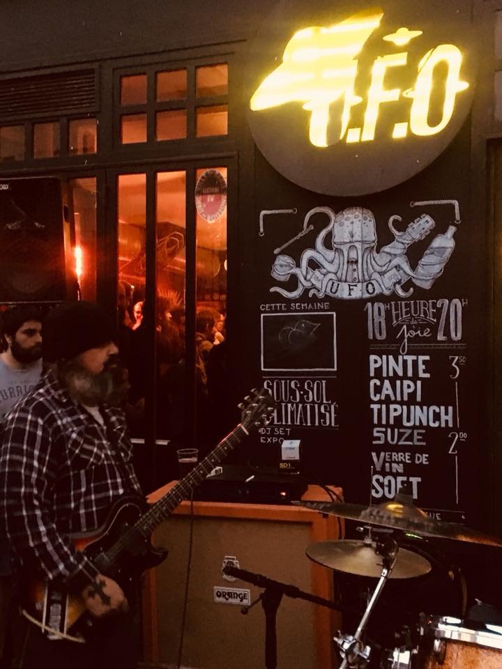 Bon. Jimmy Bower, meilleure rencontre de la soirée. Je suis sciée par l'humilité de ce groupe. Quand un monument pareil DEMANDE à te faire des câlins en te disant que t'es la meilleure, ça fait quand même des frissons dans le dos.
Best. Concert. Ever. Merci <a href="/StonedGathering/">Stoned Gatherings</a> !