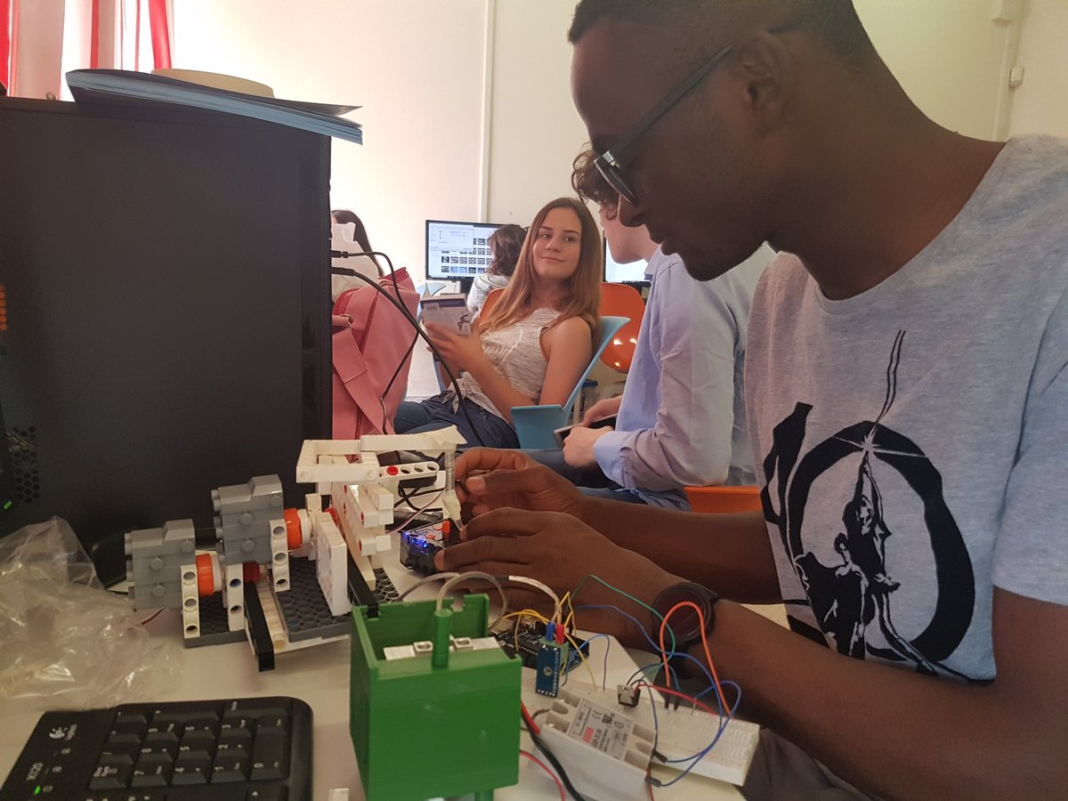 fmdigitale's tweet photo. Ci siamo, è quasi pronto il nostro #Termociclatore realizzato con #Arduino ed il Kit #CloudProfessor @AcerItalia. Ultimo giorno di #BiomakingSummerSchool con @FG_Fondazione https://t.co/IvxoSbEp2V