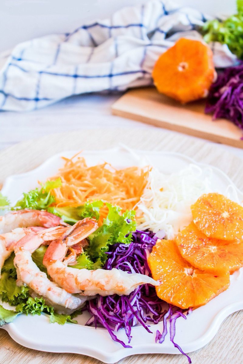 Pranzetto davvero chic quello preparato dalla nostra Simona di @SimonaDeschino 😍😍 Un’insalata con tanta verdura colorata, frutta fresca e #crostacei 💕💕 Wooowww, che delizia!! Se volete provarla ecco il link alla ricetta completa  simonadeschino.com/senza-categori…