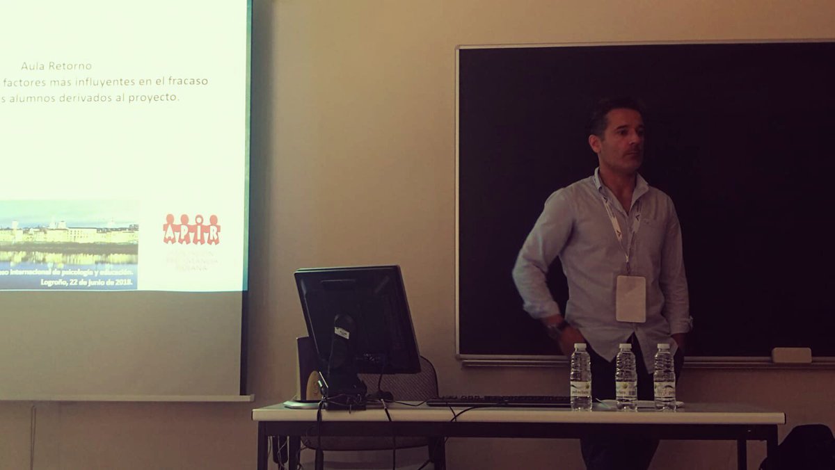 ASOCIACION_APIR's tweet photo. @antonioapir ha estado esta mañana en el @cipe2018 con una comunicación sobre el proyecto Aula Retorno: "Factores influyentes en el fracaso escolar" #educación #familia https://t.co/oQx1uJHdBg