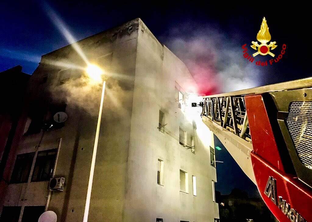 vigilidelfuoco's tweet photo. Nella tarda serata di ieri #21giu i #vigilidelfuoco sono intervenuti a #Cagliari, in via Trexenta, per l’#incendio in un appartamento: salvate 7 persone, tra cui una bimba di sette mesi, rimaste bloccate dal fumo in casa #salvataggiquotidiani https://t.co/eSm3u34jHG