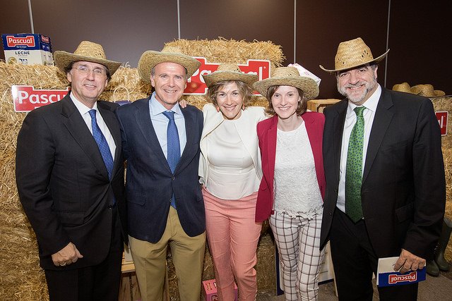Fatimacgcr's tweet photo. ¡¡¡¡Hoy es un gran día !!!!!  entusiasmada con el relanzamiento de @LechePascual_es,   leche de la máxima calidad  y certificada por Aenor como leche de bienestar animal,  #BienestarAnimalPascual,  ¡DAMOS LO MEJOR! https://t.co/Q1NBFJacvy
