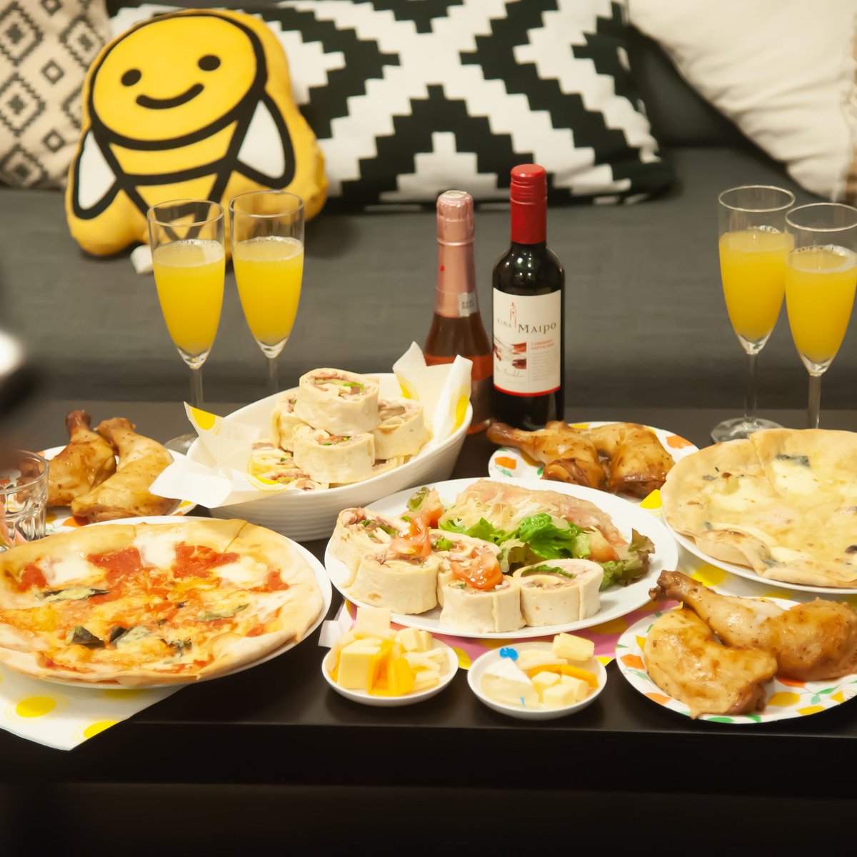 Honestbee オネストビー 公式 Beeちゃんと女子会 Honestbee で注文した料理でホームパーティーを開催しました 料理を囲んで集まるとお喋りが止まらないね Beeちゃんも混じってます 女子会 パーティー ホームパーティー 料理