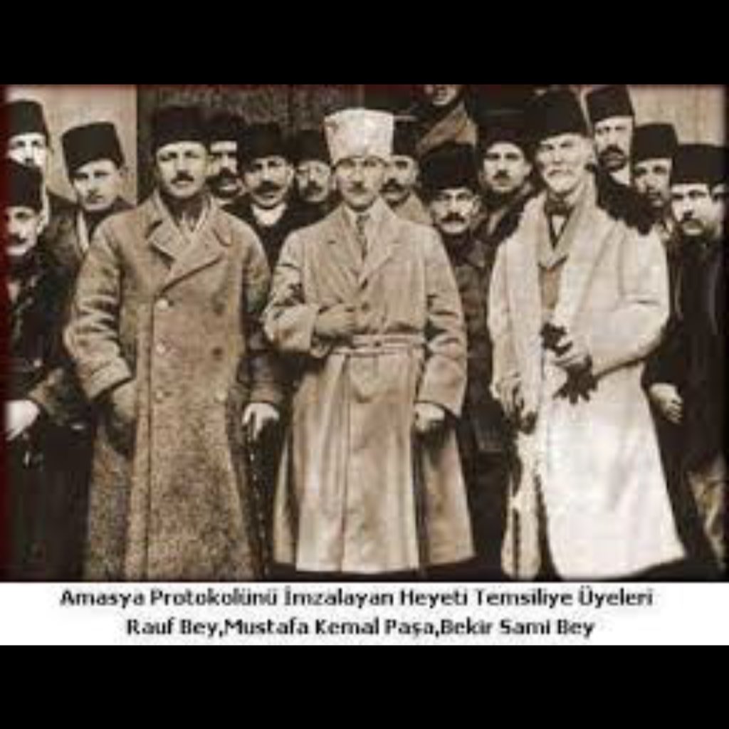 Mustafa Kemal Atatürk ve beraberindeki heyet
“İlk kez milli egemenliğe dayalı bir yönetimden bahsetmiştir”

#22Haziran 🇹🇷
Bir millet ayağa kalktı‼️
#AmasyaGenelgesi 📝
