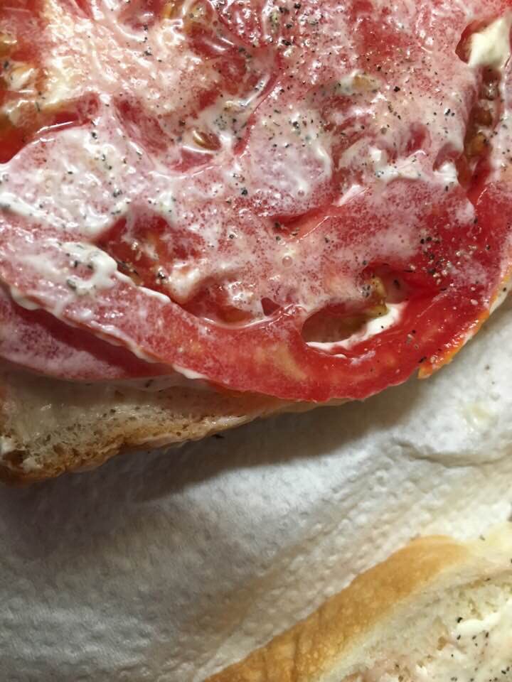 Septembers_Song's tweet image. I’ve never thought of this as #heaven but my real life does #LisaS #Hattiesburg  🍅🍞 Sammie’s