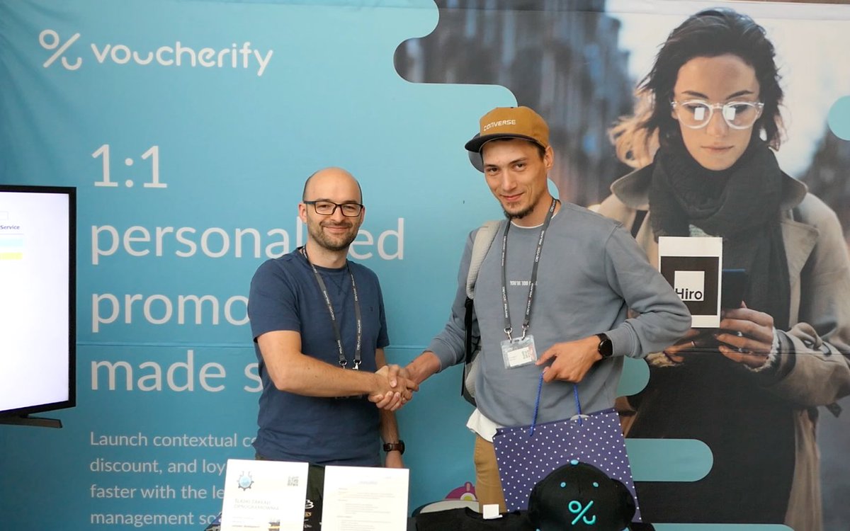 And the main prize goes to <a href="/pawlisiak/">Tomasz Pawlisiak</a> 👏👏👏 But we've got prizes for other contesters too! Come at our booth to collect Voucherify snapback or T-shirt #DevoxxPL #DevoxxMeetsHubert