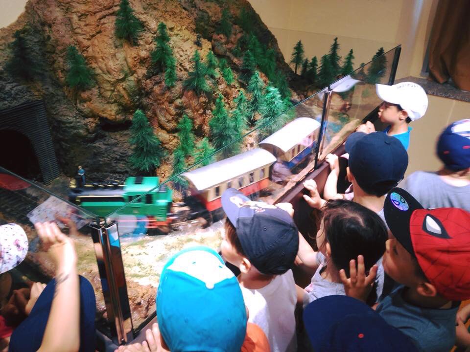 BierzoNatura's tweet image. Hoy se acaba el curso escolar 2017/2018 y nosotros lo finalizamos como más nos gusta, ¡divirtiendo a cientos de niños y niñas! 👧🏻👦🏻 Muchas gracias por confiar en nosotros un año más y ¡felices vacaciones! #BierzoNatura 💚 #Excursionesfindecurso ☀️