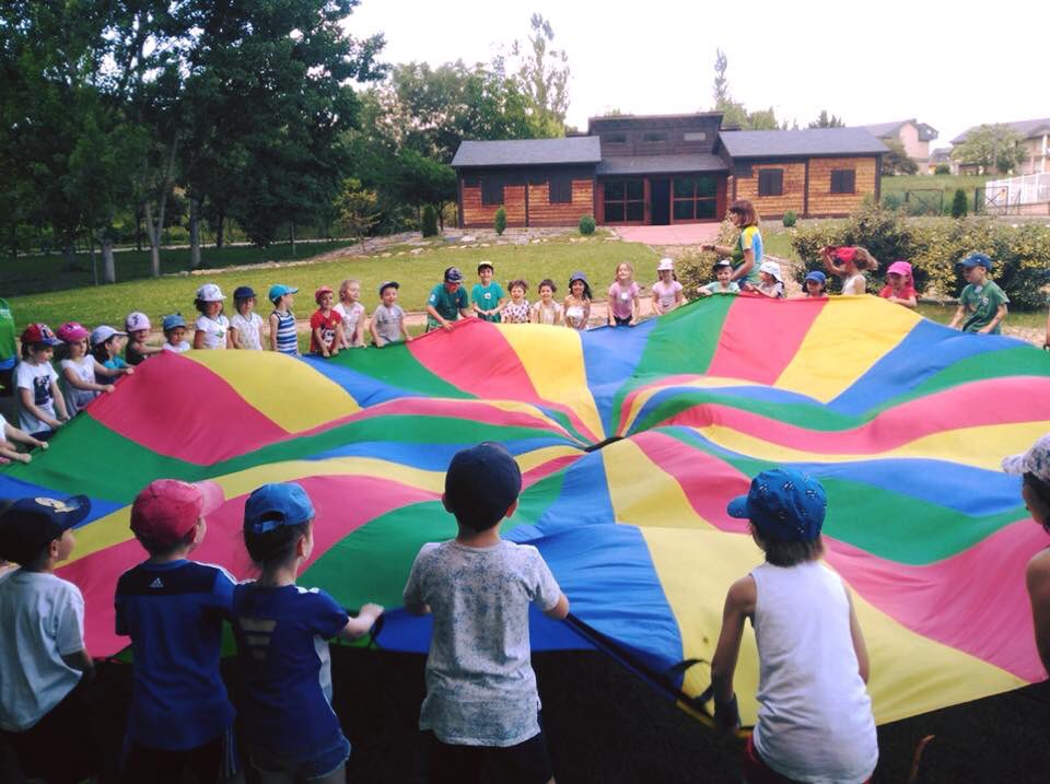 BierzoNatura's tweet image. Hoy se acaba el curso escolar 2017/2018 y nosotros lo finalizamos como más nos gusta, ¡divirtiendo a cientos de niños y niñas! 👧🏻👦🏻 Muchas gracias por confiar en nosotros un año más y ¡felices vacaciones! #BierzoNatura 💚 #Excursionesfindecurso ☀️