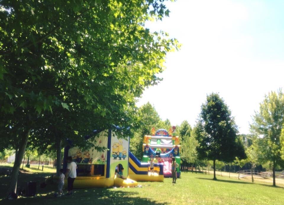 BierzoNatura's tweet image. Hoy se acaba el curso escolar 2017/2018 y nosotros lo finalizamos como más nos gusta, ¡divirtiendo a cientos de niños y niñas! 👧🏻👦🏻 Muchas gracias por confiar en nosotros un año más y ¡felices vacaciones! #BierzoNatura 💚 #Excursionesfindecurso ☀️